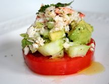 Avokado salata sa “mesom” od raka (crab meat)